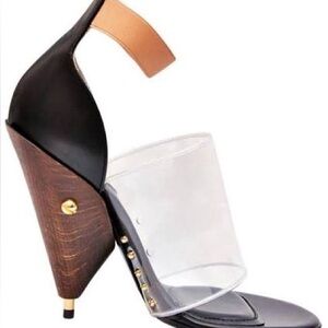 👡Givenchy Clear wooden heels comes with box and dust bag. I’ve only worn once‼️